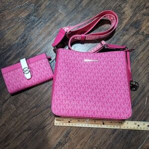 Michael Kors Jet Set  Signature Crossbody with Wallet